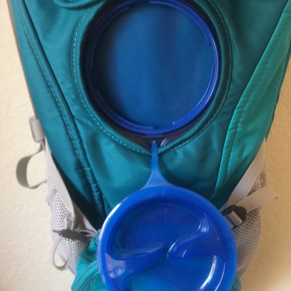 Camelbak 2 liter like NEW! - Picture 3 of 11